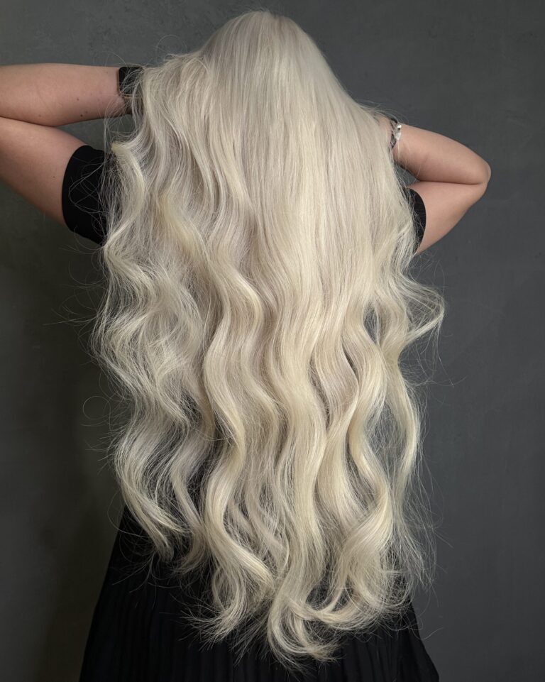 Dlouhé blond vlasy po prodloužení v Daniel Black Salon Praha
