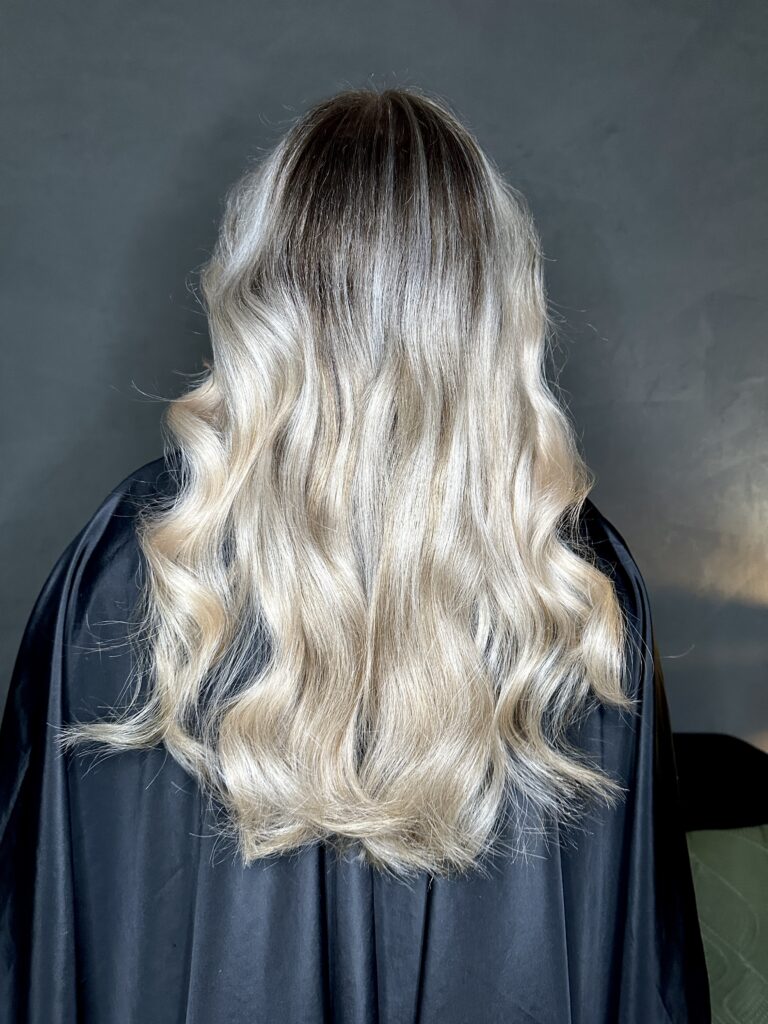 Dlouhé blond vlasy po prodloužení v Daniel Black Salon Praha