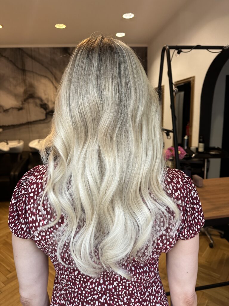 Světlé blond vlasy po prodloužení a barevném napojení v Daniel Black Salon Praha