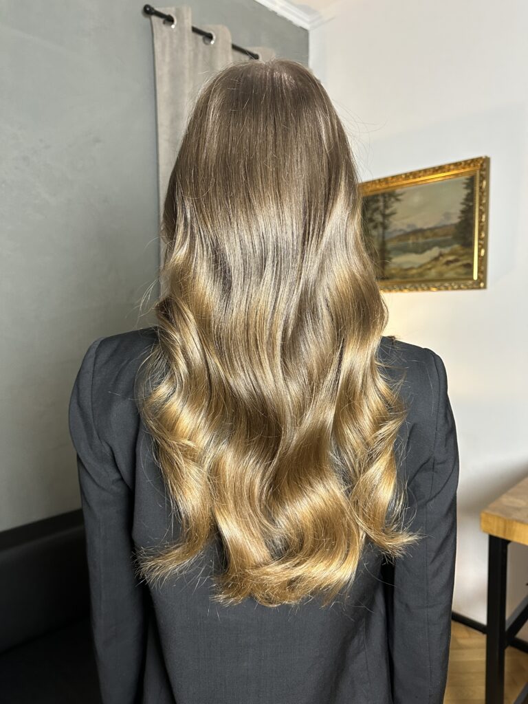 Dlouhé přirozeně blond vlasy po prodloužení v Daniel Black Salon Praha